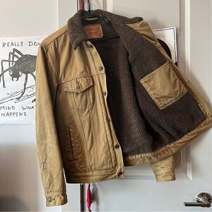 Men’s Levi’s denim trucker jacket Sherpa lined cotton brown tan beige Medium